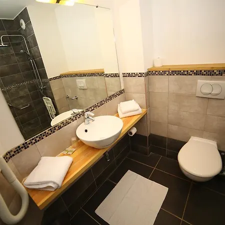 Отель Logis & Restaurant - Le Manoir De